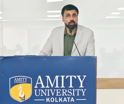 Dr. Sabyasachi Saha speaking on data analytics with AI in the job market at Amity University