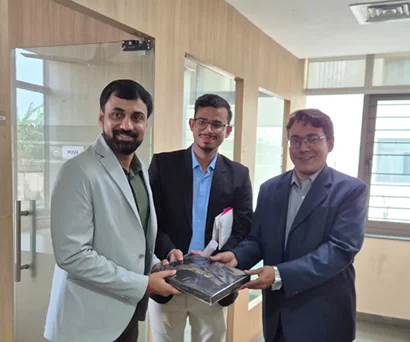 Dr. Sabyasachi Saha presenting from the lectern at the Amity University seminar on data analytics with AI