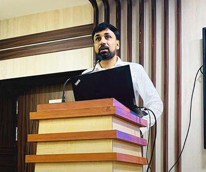 Dr. Sabyasachi Saha speaking on the future toolkit for developers at Guru Nanak Institute of Technology
