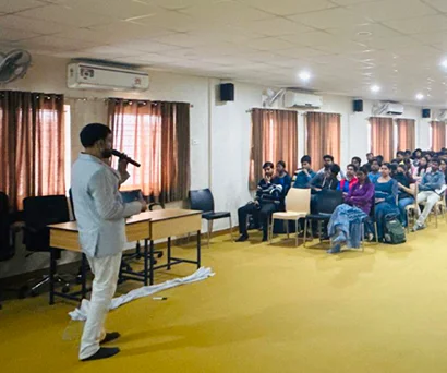 Dr. Sabyasachi Saha addressing students at the Workshop on Generative AI, Supreme Knowledge Foundation Group of Institutions