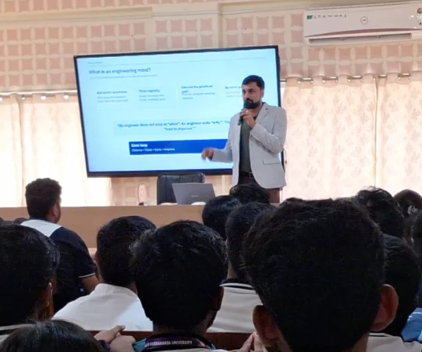 Dr. Sabyasachi Saha presenting to engineering students at Swami Vivekananda University